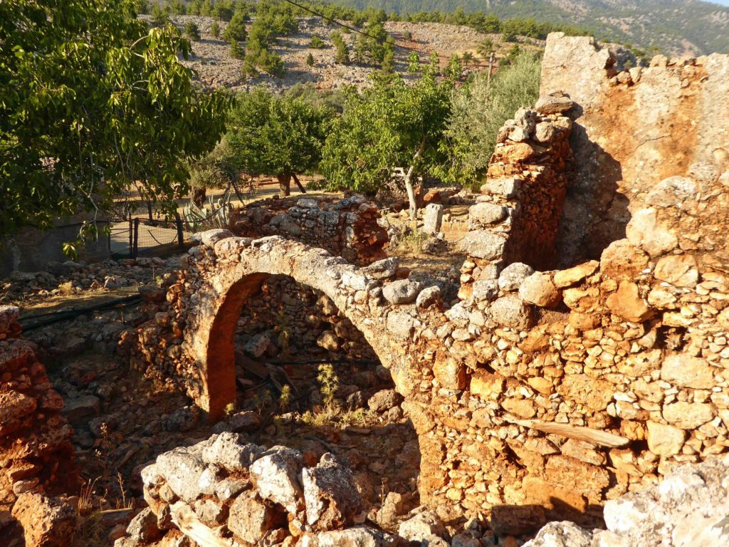 Kamara arch in one of the ruined houses in Aradhena